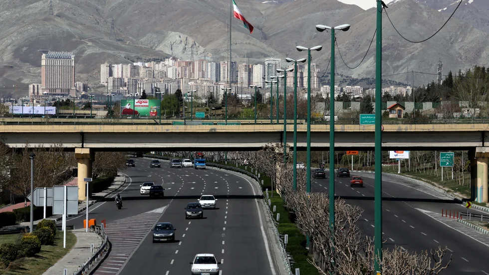 Sparsam trafik när Irans nyårsfirande inleddes i förra veckan. Men resandet i landet är ändå så stort att det väcker förskräckelse av smittoskäl.