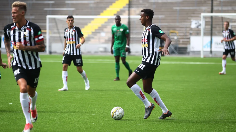 Theodore Rask från Motala har blivit uppflyttad till IFK Norrköpings A-lagstrupp, men kommer även kunna spela vidare med IF Sylvia. 