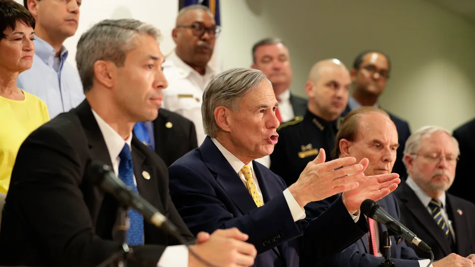 Texas guvernör Greg Abbott (i mitten) skrev i helgen under beslutets att ställa in delstatens aborter. Arkivbild.