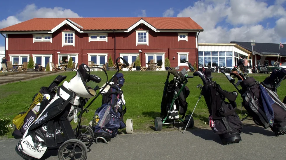 Mannen misstänks för att gjort inbrott i en butik och stulit bland annat kläder, skor och golfutrustning till ett sammanlagt värde omkring 405 168 kronor.