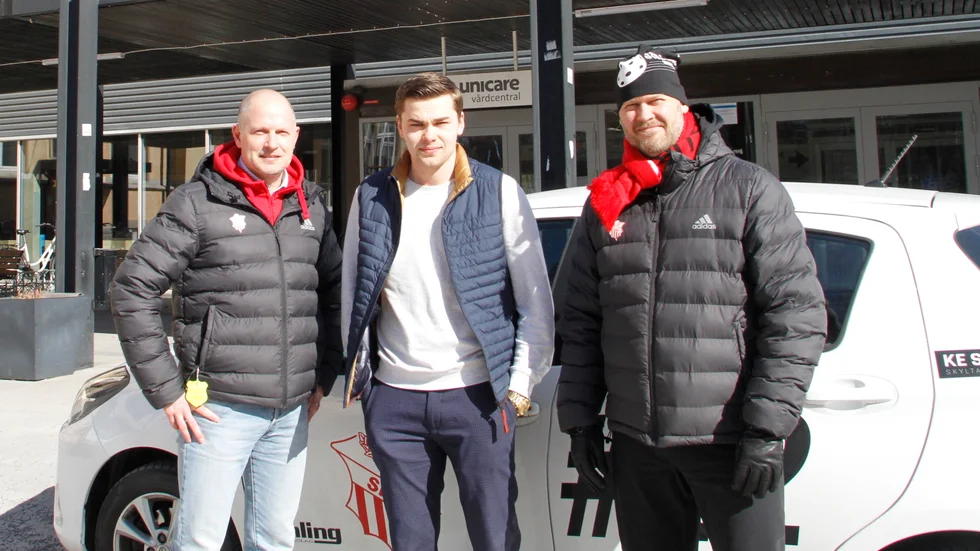 Tobias Andersson och Magnus Wik, två eldsjälar inom Strängnäs innebandyklubb,  flankerar poängkungen Adam Nilsson som kläckte idén till konceptet "vi ger tillbaka."