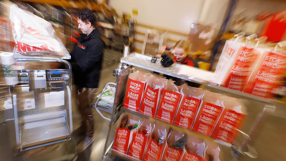 Edvin Larsson och Eveline Klingberg har bråda dagar på Ica Maxi i Eskilstuna. De är två av tio medarbetare som enbart jobbar med att göra iordning kundernas onlinebeställningar.