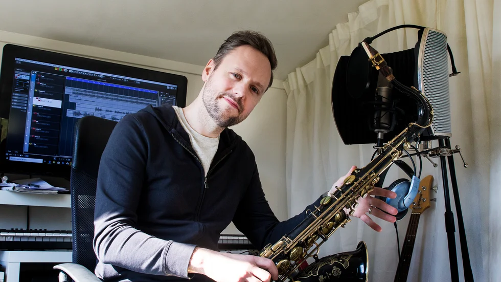 Saxofon är ett av Linus Lindholms instrument i enmansbandet Danzbanderz.