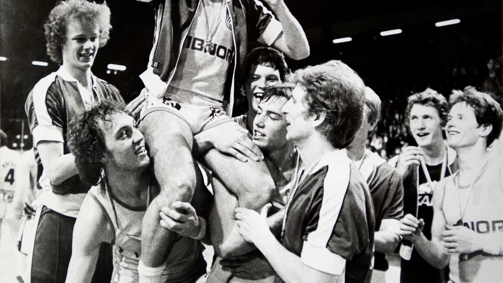 Guldlyftet 1980. Spelande coachen Kenny Grant bärs av lagkamraterna i Himmelstalundshallen efter klubbens första guld. Övriga som syns på bilden, från vänster: Peter Ström, Kris Grundberg, Bosse Karlsson (nu Faleström), Martin Terins, Thomas Bjarnemar, Peter Terins och Fran O´Hanlon.