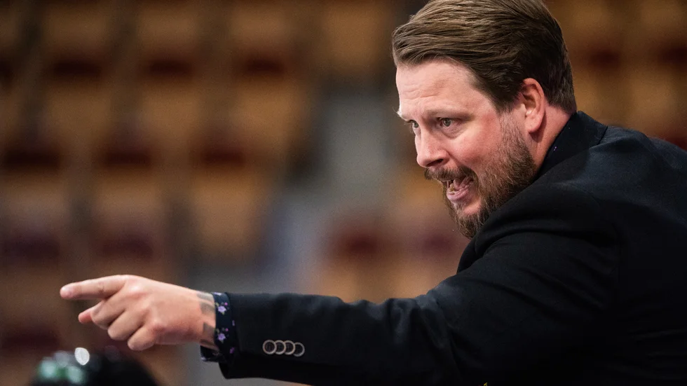 Sportchefen Fredrik Glader fick se sitt nyförvärv Mikkel Aagaard bryta benet.