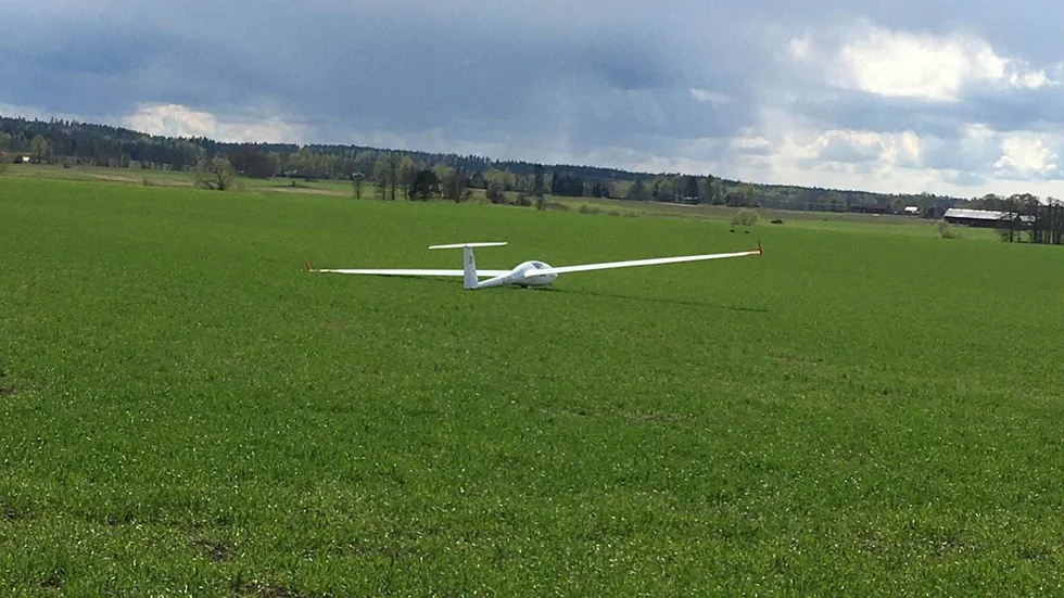 Nils Gjörling fick se hur ett segelflygplan kom farande på låg höjd och landade på ett fält några kilometer utanför Vingåker. 