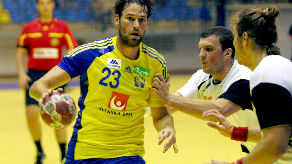 Fredrik Larsson under en EM-kvalmatch i Montenegro 2011. Arkivbild.