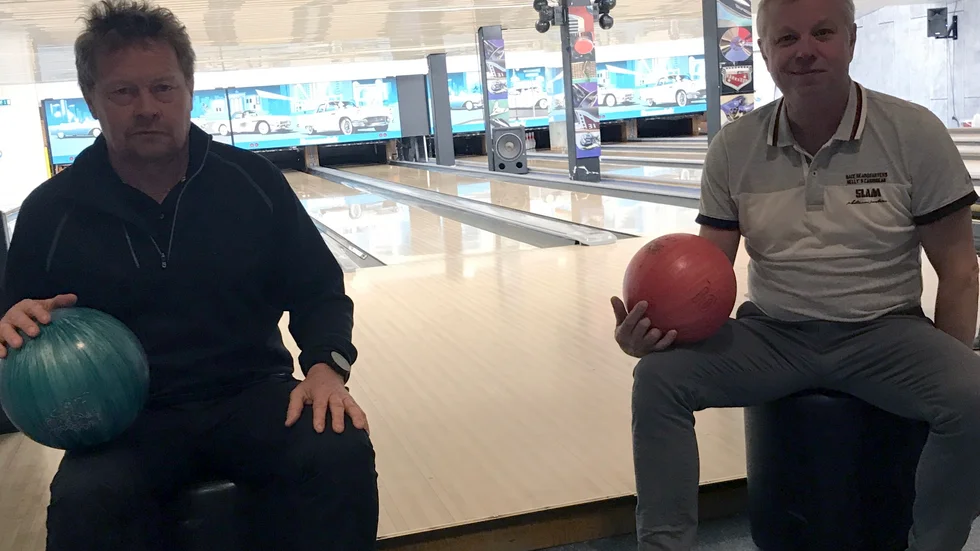 Den strävsamma duon Stefan Yngström och Ari Poikela gräver inte ner sig, coronapandemin till trots. Många av bowlinghallens verksamheter har pausats vilken förstås medför ekonomiska bortfall.