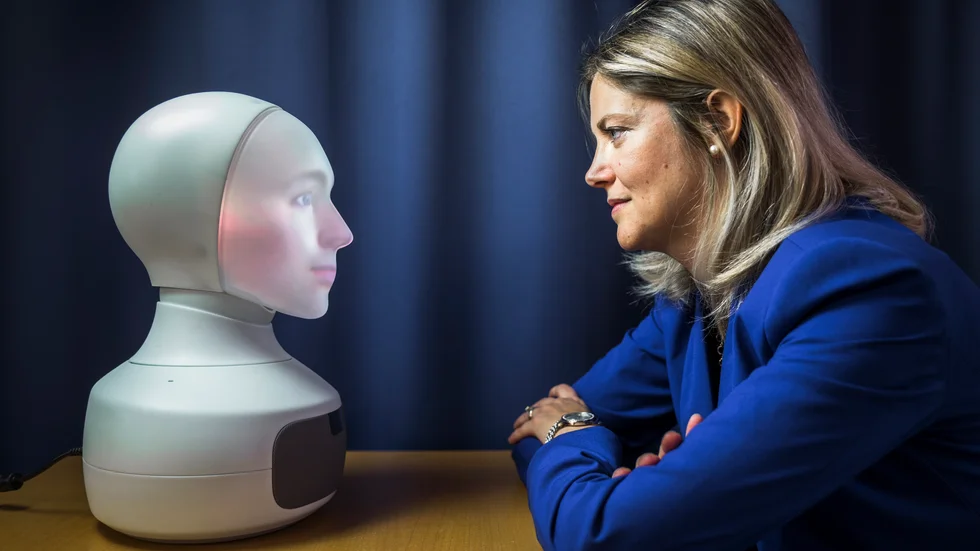 Roboten Jona är en av de sociala robotar som Ginevra Castellano arbetar med som ska kunna bli ett stöd åt elever i skolan. Men AI kommer inte bara med fördelar. 