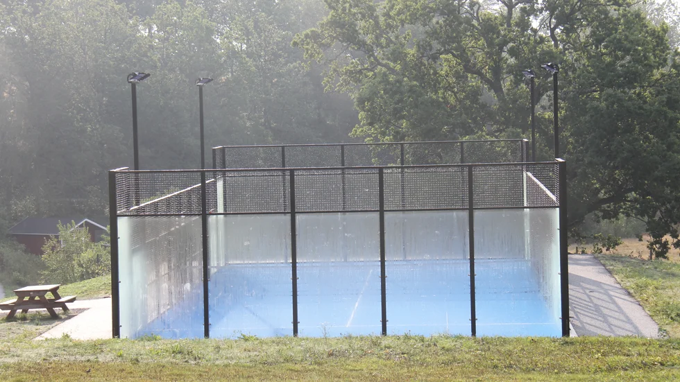 Så här kan en padelbana se ut i terrängen.