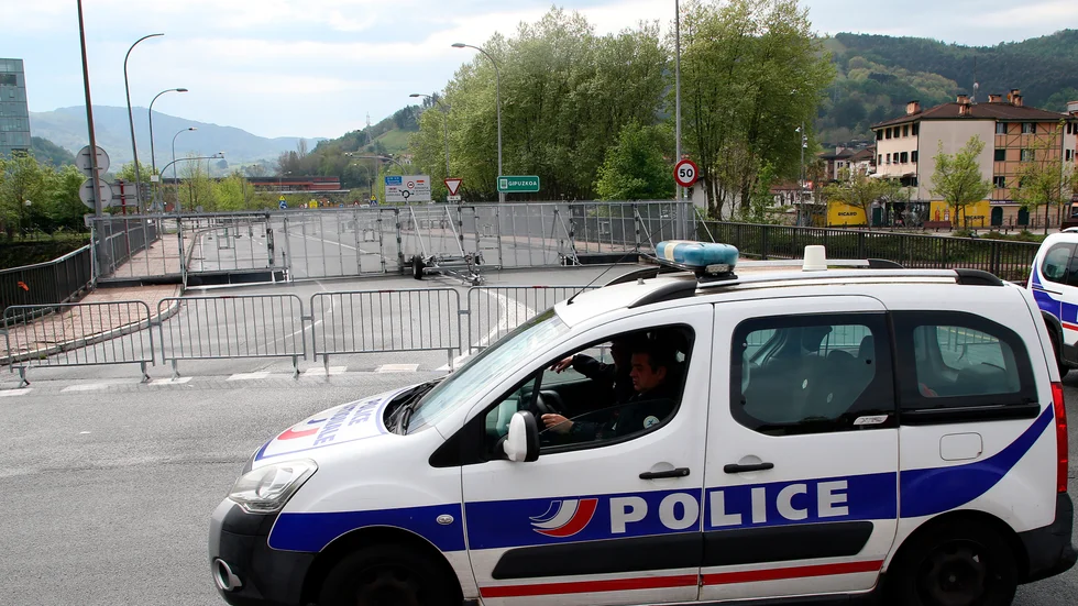 Fransk polis vid den stängda gränsen mot Spanien i april. Arkivbild.