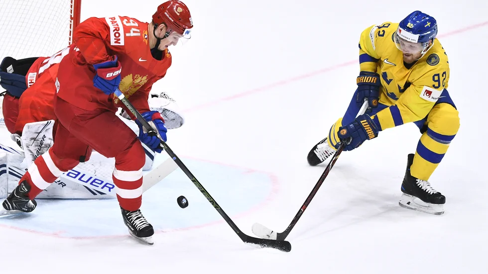 Ishockey-VM nästa år spelas rekordsent och finalen avgörs först den 6 juni på grund av osäkerheten med coronapandemin. Här är Gabriel Landeskog i kamp med Rysslands Alexander Barabanov i fjolårets VM. Arkivbild.
