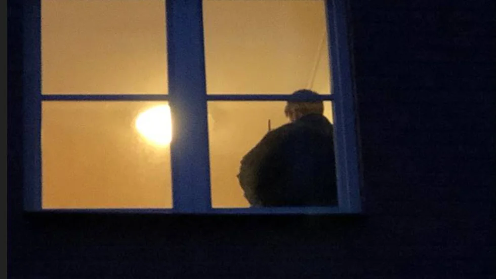 Det var den 26 november som en man påträffades död i en lägenhet. Nu döms hans vänner för inblandning i dödsfallet.