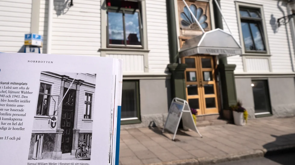 I fönstret till vänster om porten, i det som i dag är hotell Amber, står William Weiler, konsul vid Tredje rikets konsulat i Luleå.