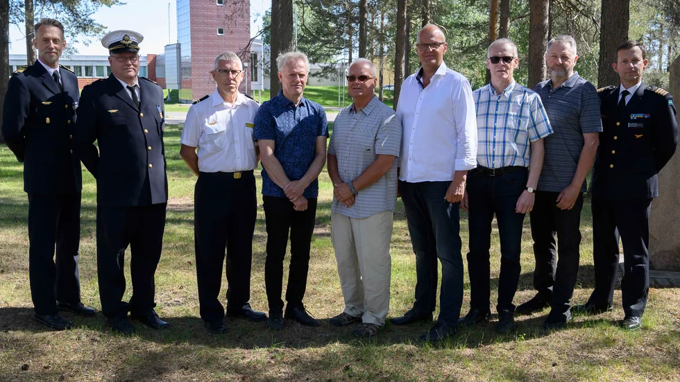 Pensionärerna flankeras av förbandsförvaltare Andreas Berglund och flottiljchef Claes Isoz. Rolf Lindgren, Ulf Aili, Mikael Karlsson, Ulf Andersson, Jan Jönsson, Bernt Hedberg och Roger Englund.