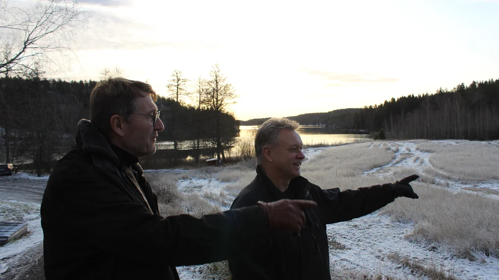 Här, alldeles vid sjön Önn strax norr om Västerviks kommungräns har Conni Jonsson och Jörgen Nilsson byggt Kvarnviks strand. Conni är riskkapitalist och en av Sveriges rikaste.