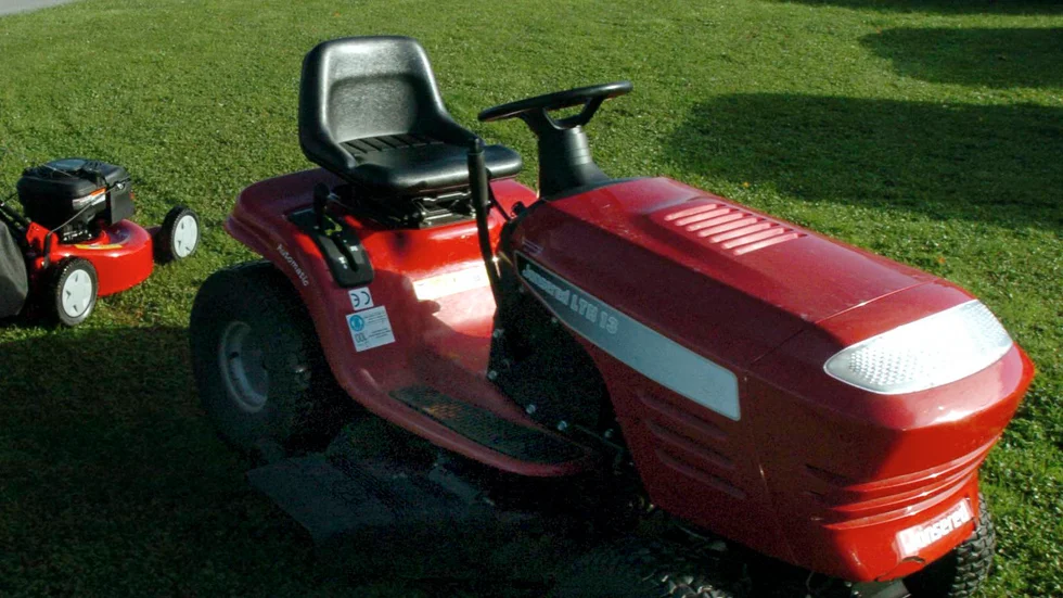 En åkgräsklippare av fabrikatet Husqvarna försvann från en samfällighetsförening under veckoslutet (bilden är tagen i ett annat sammanhang).