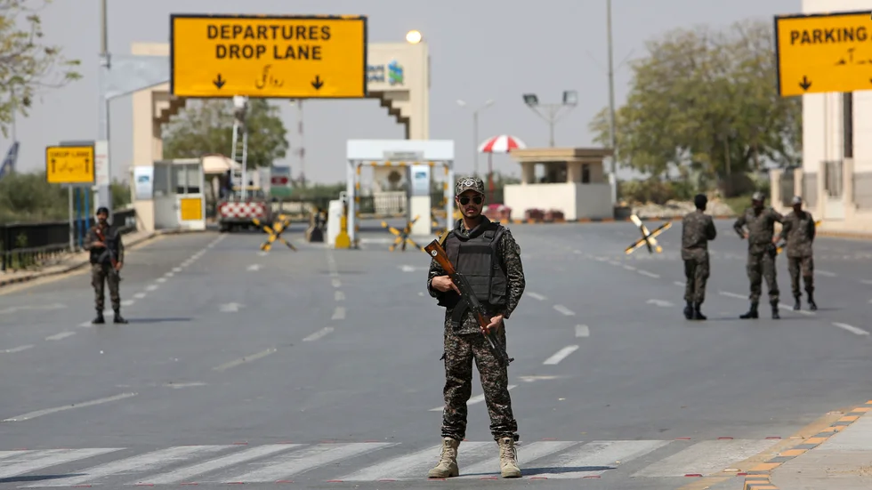 Soldater utanför flygplatsen i Karachi. Bilden är från ett tidigare tillfälle. Arkivbild.