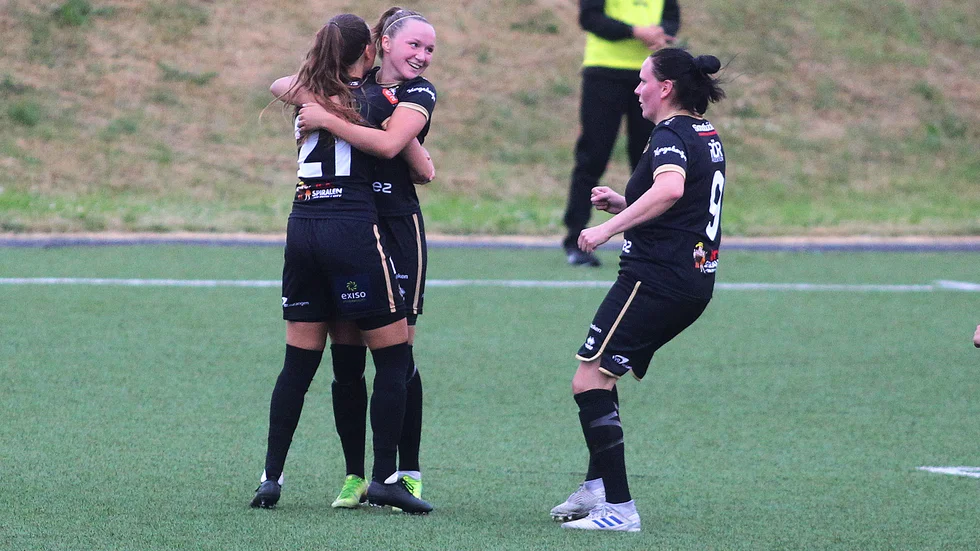 Beatrice Norén kramas om efter sitt 1–0-mål.