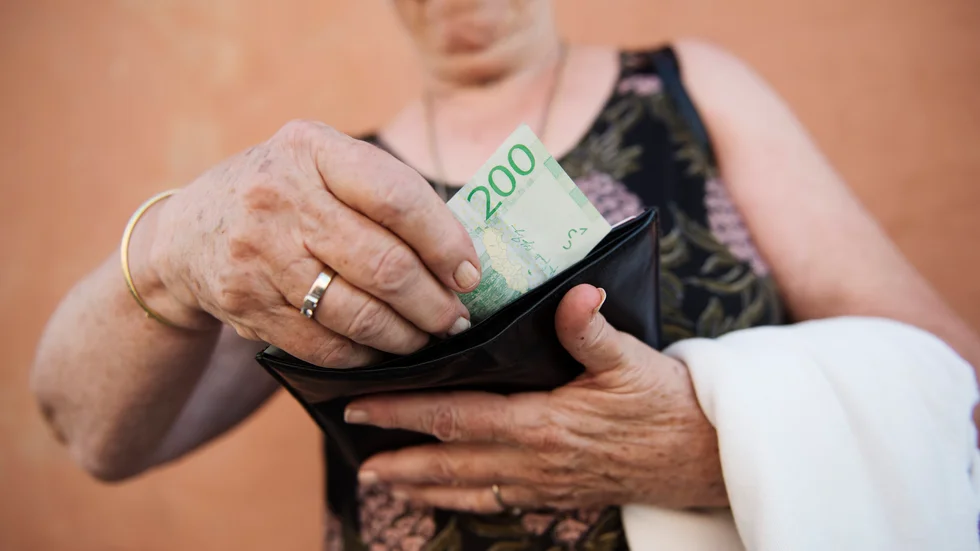 Pensionerna borde räknas upp, inte minskas, skriver Peter Nordgren och Lars O Ericsson.