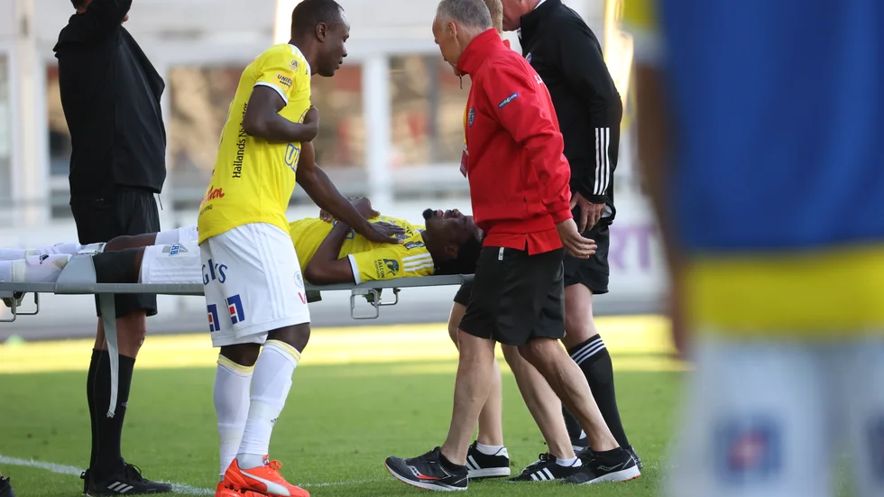 Falkenbergs Kwame Kizito bärs ut i den allsvenska premiären. Nu är det konstaterat att han skadade ena knäet svårt och missar resten av säsongen.