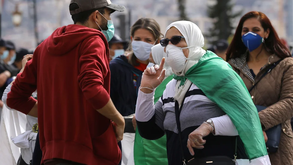 Coronarestriktionerna i Algeriet har dämpat protesterna i landet. På bilden en regeringskritisk protest den 13 mars. Arkivbild.