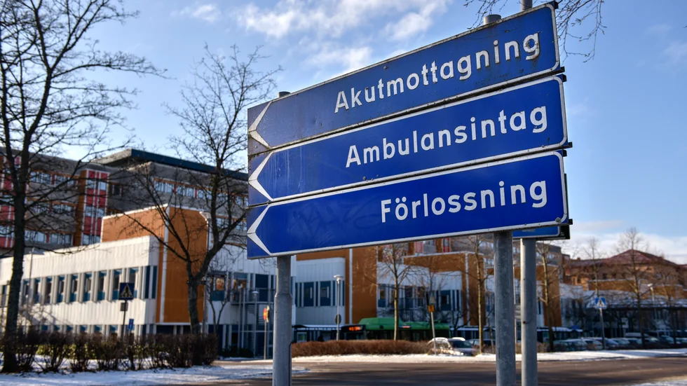 I måndags natt kom en skottskadad man in till akutmottagningen på Mälarsjukhuset. Vad som ligger bakom händelsen är ännu okänt.