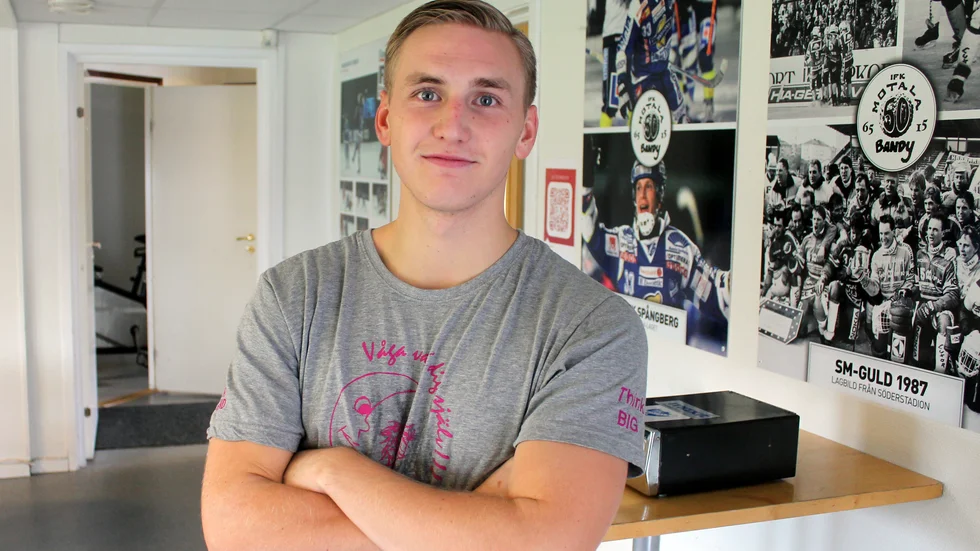 Albin Rohlén har en tuff resa när han ska rehabträna sig tillbaka från sin korsbandsskada. IFK Motala-spelaren opereras av Frölundas ortoped i Göteborg efter påsk.