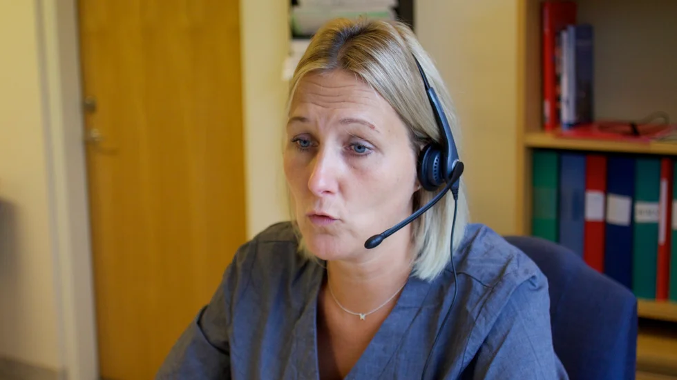 Linda Björling är verksamhetschef på Vingåkers vårdcentral. Här har man högt tryck på telefonerna, men besökarna har blivit färre.  

