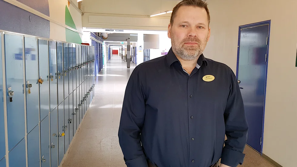 Daniel Hellström, tillförordnad rektor, saknar eleverna på gymnasiet.