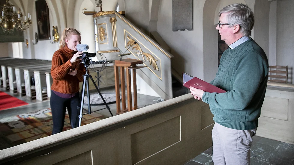 Yessica Lundström spela in andakten med Lars Brattgård kyrkoherde i Trosa församling.