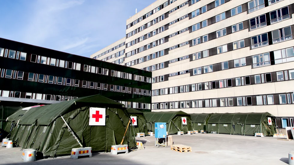 Sjukvårdstält har satts upp utanför Östra sjukhuset i Göteborg för att man ska kunna ta emot fler patienter i samband med coronapandemin. Bild från slutet av mars.