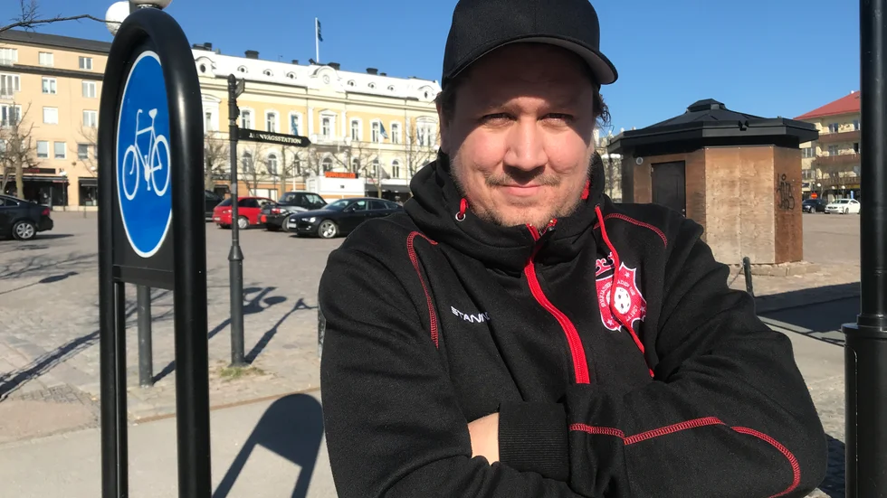 Emil Stille kisar mot solen, under sin keps. Han bygger vidare som tränare i Solfjäderstaden och ett nytt verktyg som han vill ha i verktygslådan är en rightfattad forward.