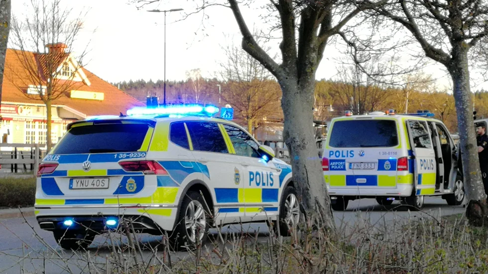 Flera patruller jagade gärningspersonen efter knivdådet i Märsta.