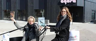 De cyklar ut med böcker till riskgrupper