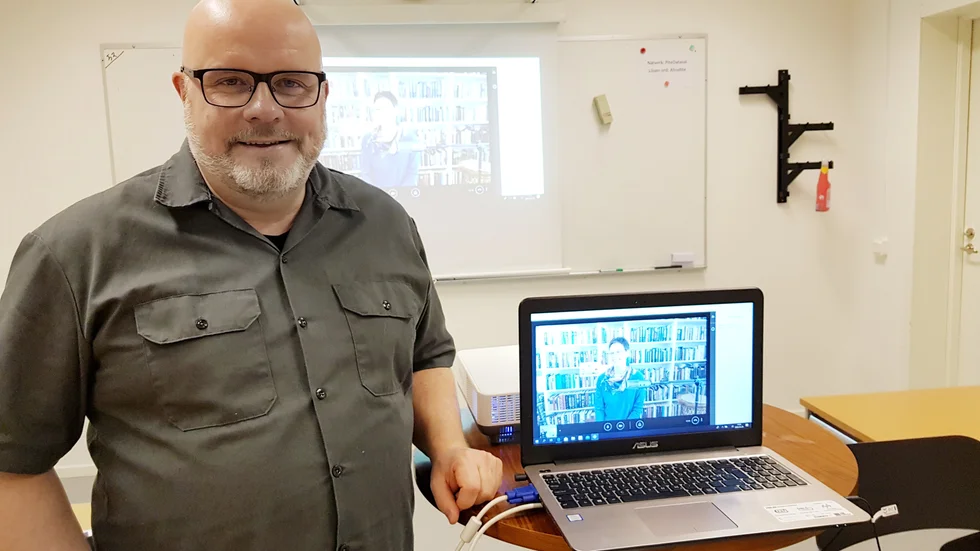Tommy Dahlberg på Medborgarskolan har ordnat så att trubaduren Gull-Britt Mårtensson kan sjunga hemifrån för brukare genom dator och webbkamera.
