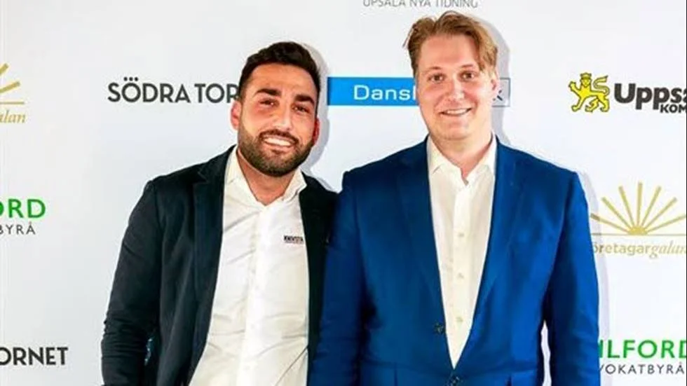 Saeid Mohamad och Johan Åkhagen Holm som driver företaget Knivsta motor lånar nu ut bilar gratis till sjukvårdspersonal. "Vi vill dra vårt strå till stacken för att hjälpa personer inom vården."