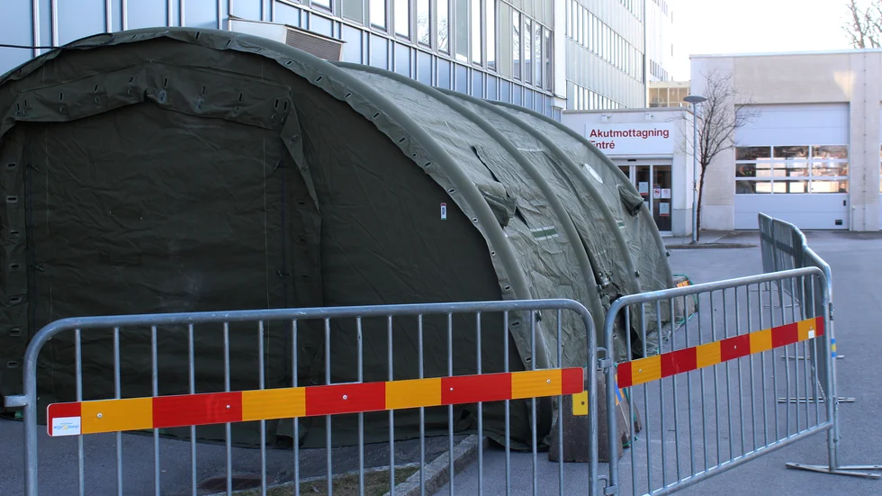 Utanför akutmottagningen har man rest ett triagetält där man sorterar ut vilka som behöver karantänvård på sjukhuset.Allt för att smittan inte ska spridas inne på sjukhuset.