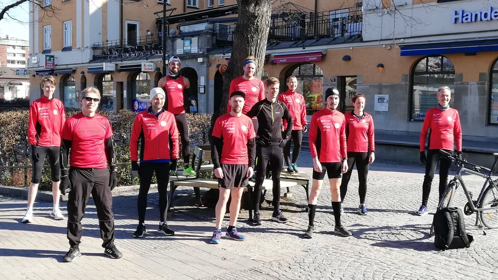 KSK-löparna samlade på torget strax före starten av Katrineholm Marchathon. Från vänster Axel Flordal, Roger Culmsee, Mattias Wijkmark, Poyan Sandnell, Jonas Hagman, Klas Bringert, Viktor Högberg, Ulrika Lindfors, Stephan Johansson, Matilda Thuresson, Johnny Larsson. 