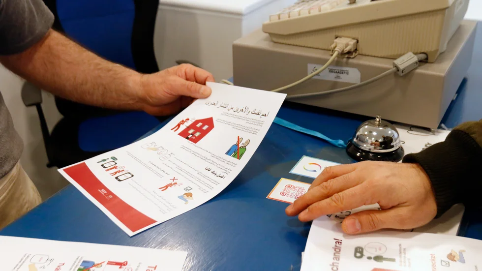 Under våren har hälsoinformatörer delat ut informationsblad om corona från Folkhälsomyndheten, bland annat i Eskilstuna där bilden är tagen, men även i Vingåker och Katrineholm.