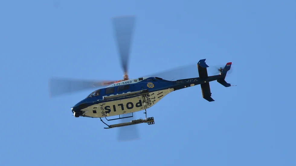 Polisens helikopter har deltagit i sökandet efter den försvunne mannen.