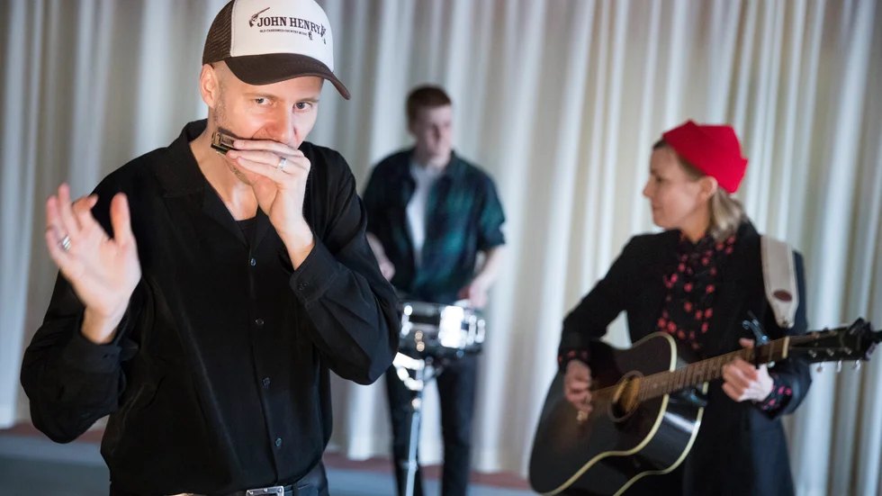 Coronapandemin har förändrat livet i Norrbotten på många olika sätt. För bandet John Henry innebar den att plötsligt försvann möjligheten till spelningar. Nu har oldtime/bluegrassbandet hittat nya vägar att nå sin publik.