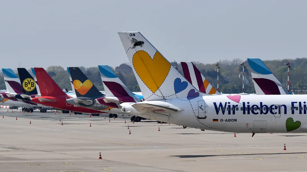 Parkerade passagerarflygplan i tyska Düsseldorf. Så här ser det ut runt om i flygkrisens Europa. Arkivbild.