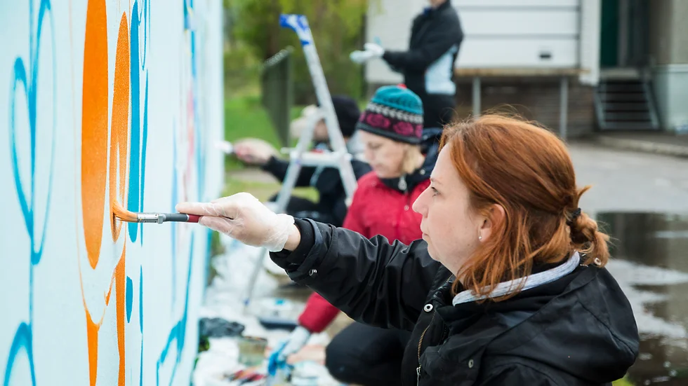 Hanna Hellmér är konstnärligt ansvarig och har fått ihop fem skisser till en muralmålning.