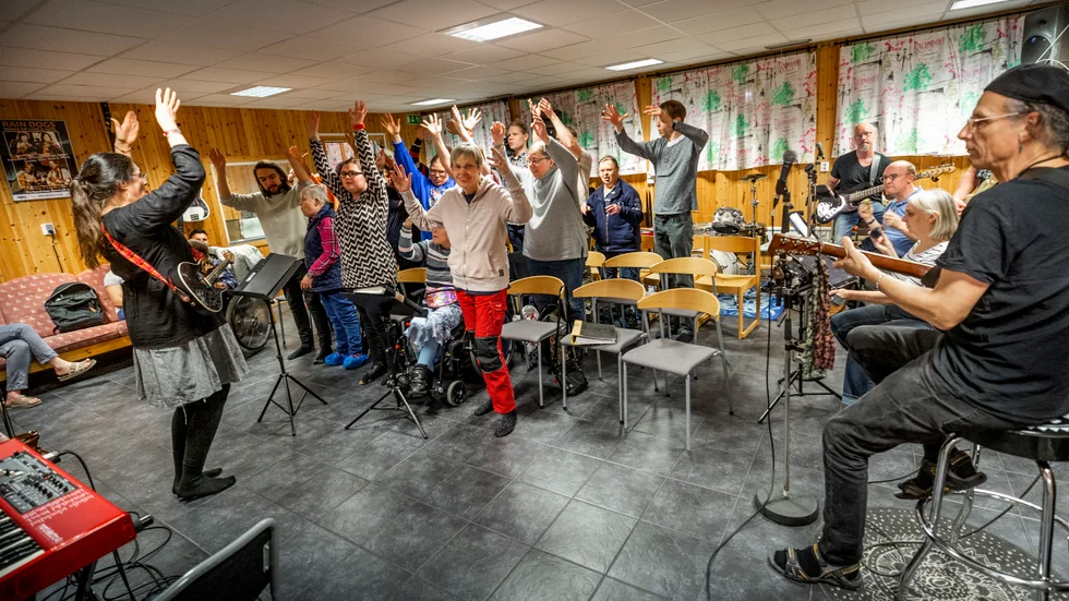 Kören Esters stämband repeterar under ledning av Maria Dlusewska och Ted Dluzewski.