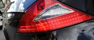 Baklyktor krossades på parkerad bil