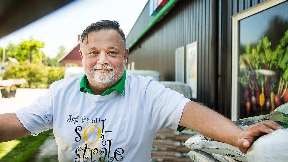 Dagens solstråle Andreas Grimborg på Coop Högsjö har ett leende till varje kund.