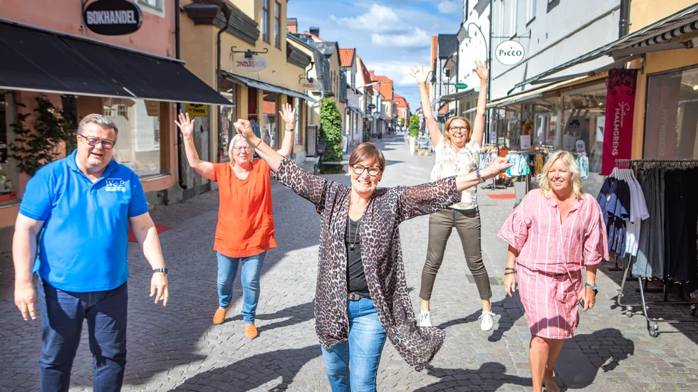 Jublet efter glädjebeskedet! Roland Salemark, bokhandlare, Ingrid Granström på Indiska, Charlotte Österholm från Systrarna Malmgrens, Ann Konradsson från Picco och Ingela Adman som driver Kustnära var glada över regeringens besked.