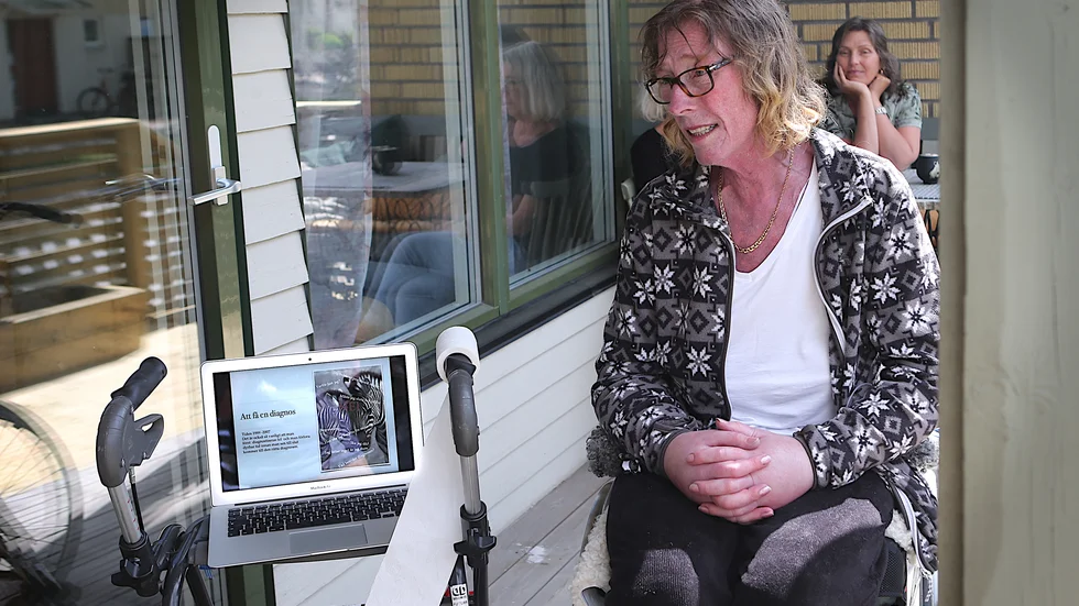 Lena Malm under den första av tre ståupp-föreställningar för personal som jobbar med henne. Föreställningen hölls på verandan i huset i Visby.