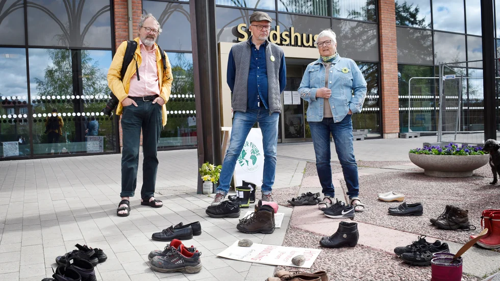 Lasse Johansson, Peter Lugnegård och Kristin Allebrink på Naturskyddsföreningen i Skellefteå under den tysta klimatmanifestationen utanför Stadshuset. 